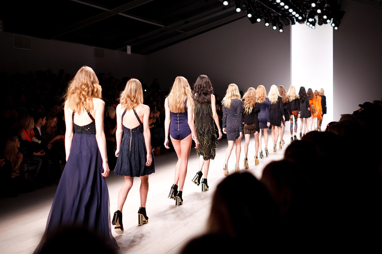 entdecken sie die neuesten modetrends für jede saison! lassen sie sich von aktuellen styles und inspirationen begeistern, die ihren look perfekt abrunden.
