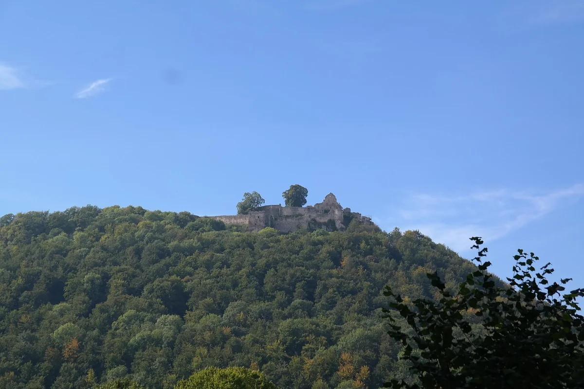 Was ist heute noch von der Ruine Burg Hohenfels zu sehen?